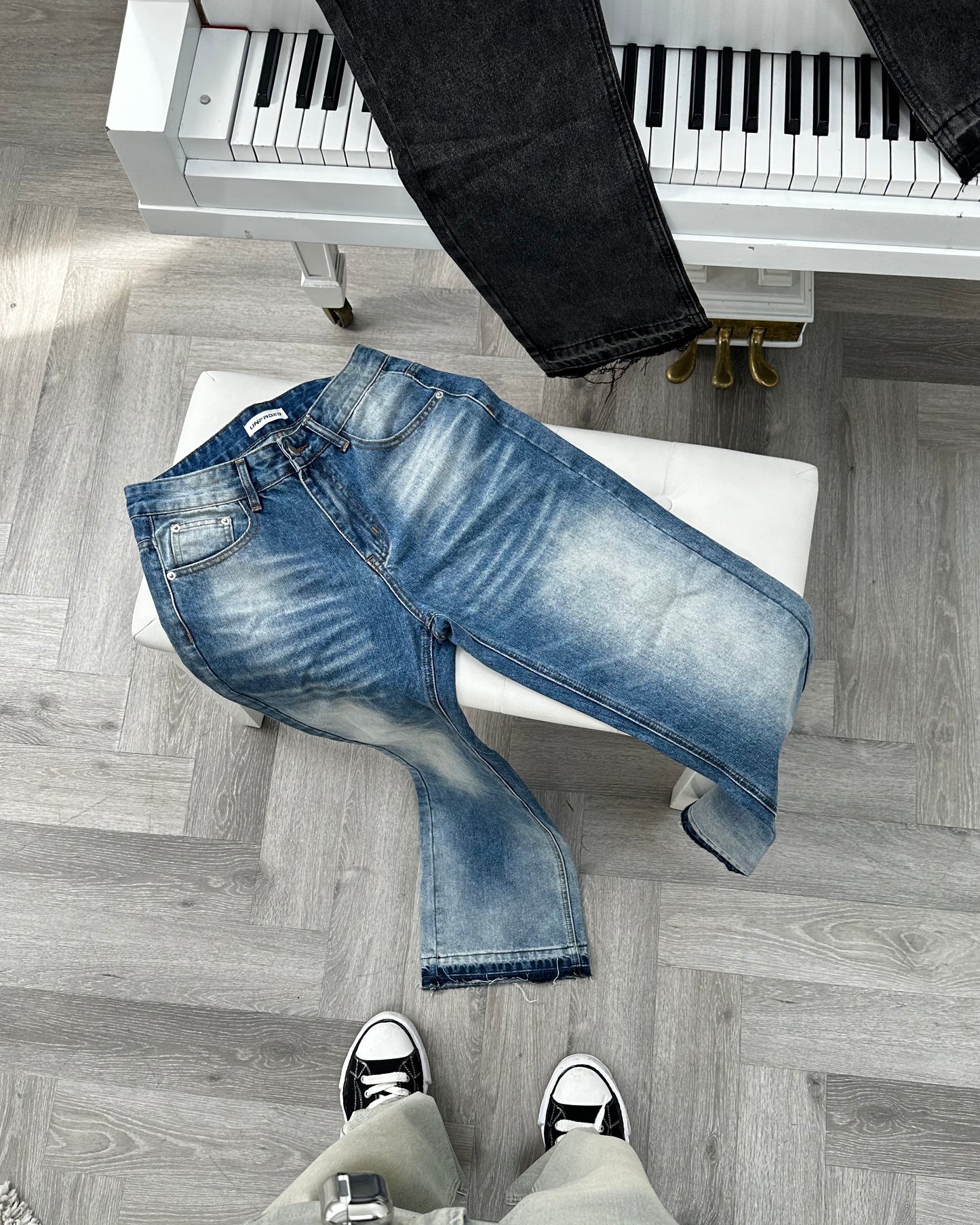 UNFADED FLARED JEANS